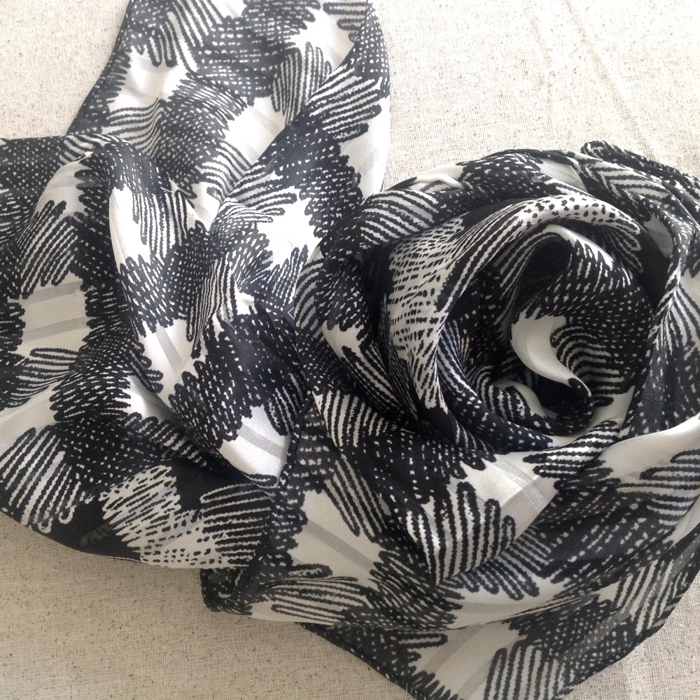 BNWT Gorgeous, stylish Doncaster silk scarf